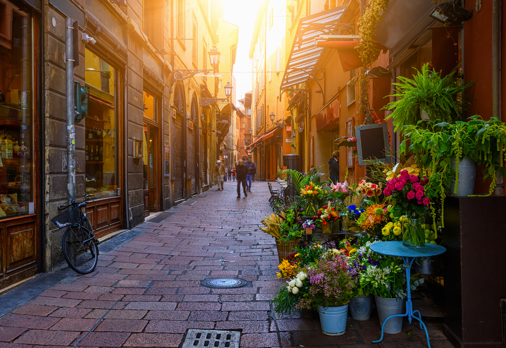 alte schmale Straße mit Blumenladen in Bologna